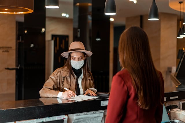 酒店入住登记表完全指南：必备信息、数字化转型及实操要点